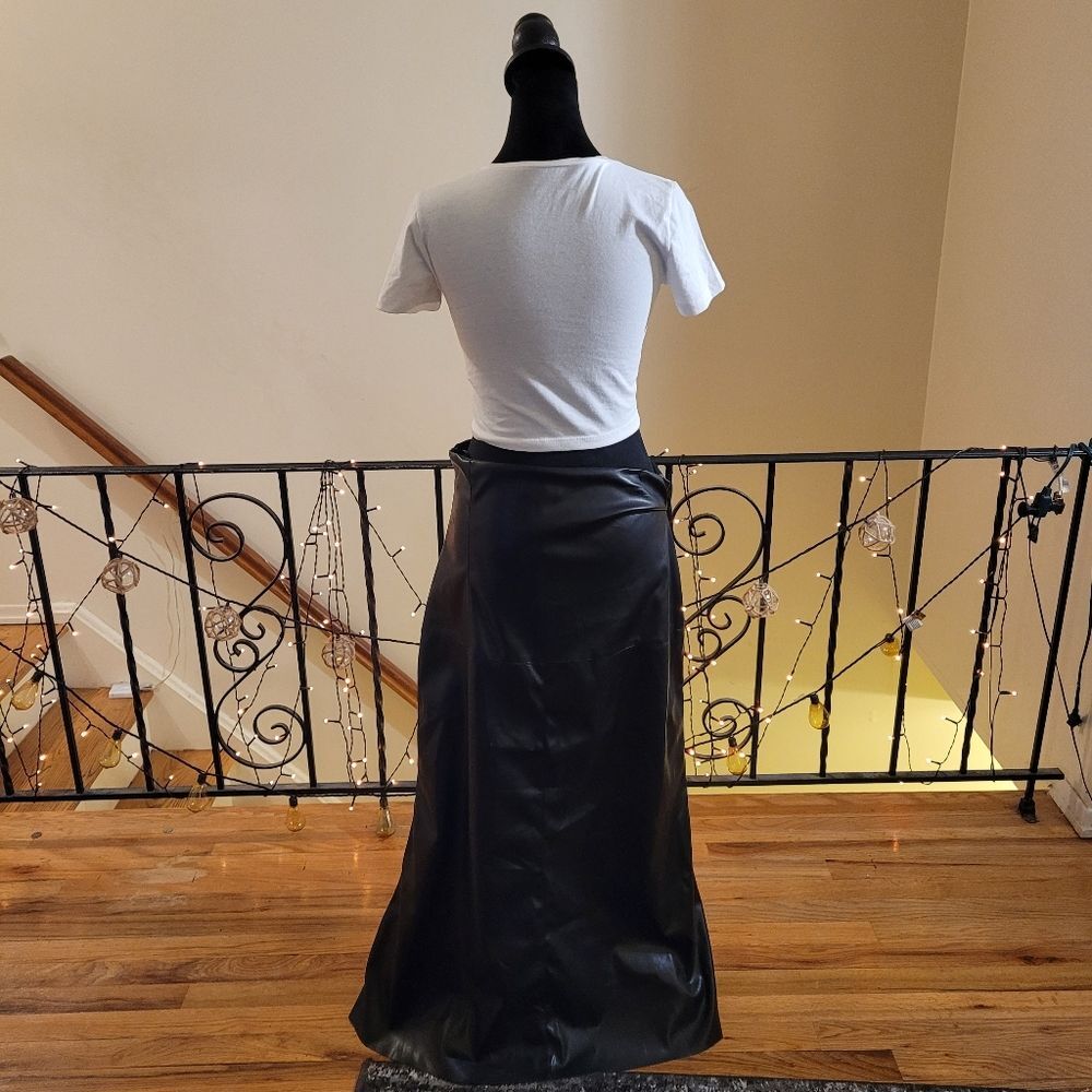 Chic Black Midi Skirt - Picture 6 of 13